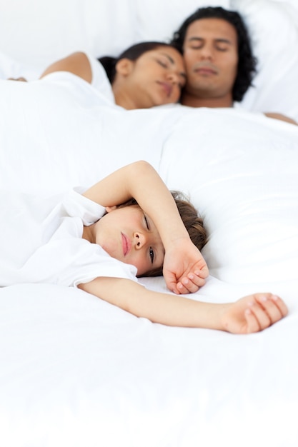 Niño pequeño descansando en la cama