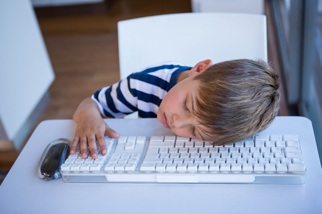 Niño pequeño deslizamiento en el teclado