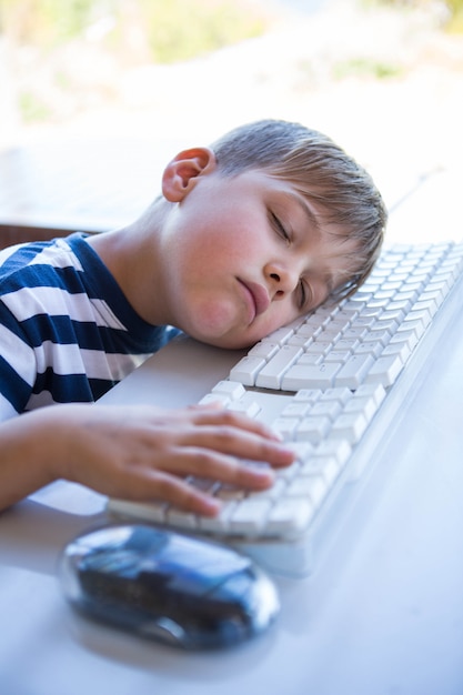 Niño pequeño, el deslizarse, en, teclado