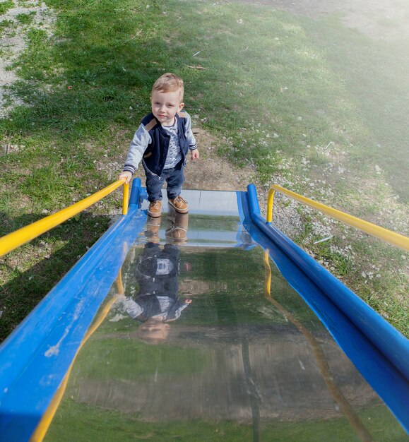 Niño pequeño en una diapositiva azul