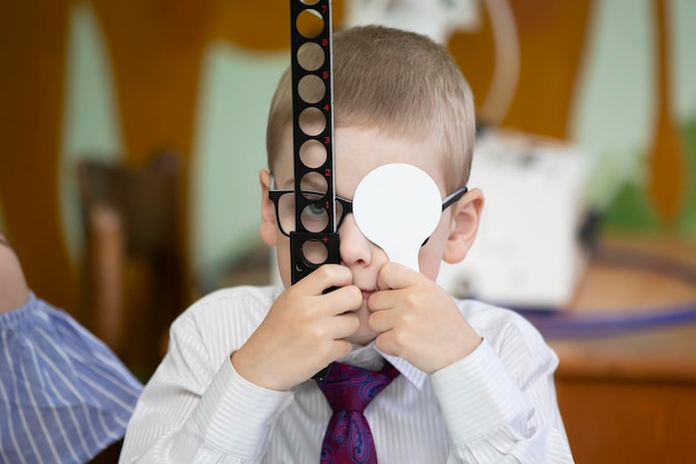 Un niño pequeño con discapacidad visual está siendo tratado.