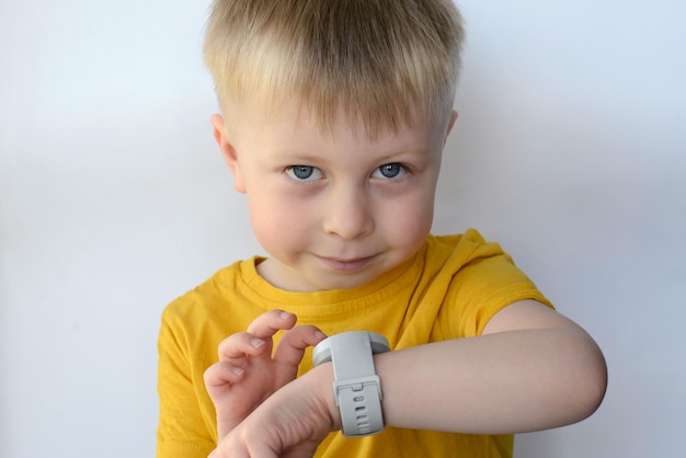 niño pequeño disfruta de un reloj inteligente