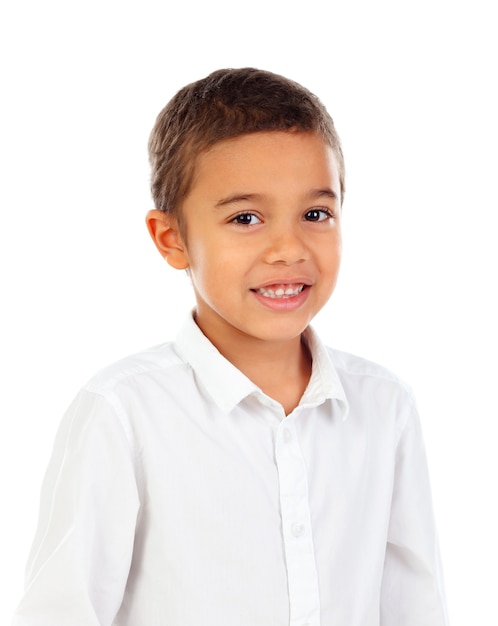 Niño pequeño divertido con cabello oscuro y ojos negros