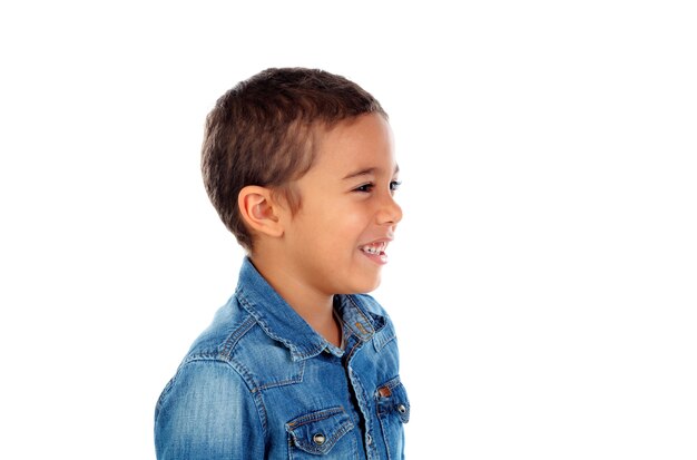 Niño pequeño divertido con cabello oscuro y ojos negros