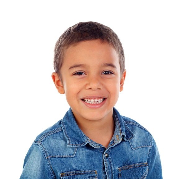 Niño pequeño divertido con cabello oscuro y ojos negros