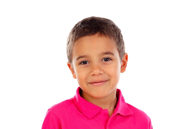 Niño pequeño divertido con cabello oscuro y ojos negros