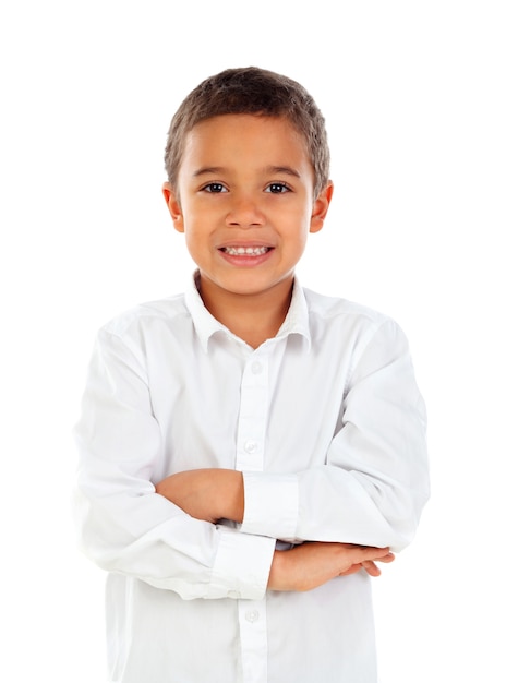 Niño pequeño divertido con cabello oscuro y ojos negros