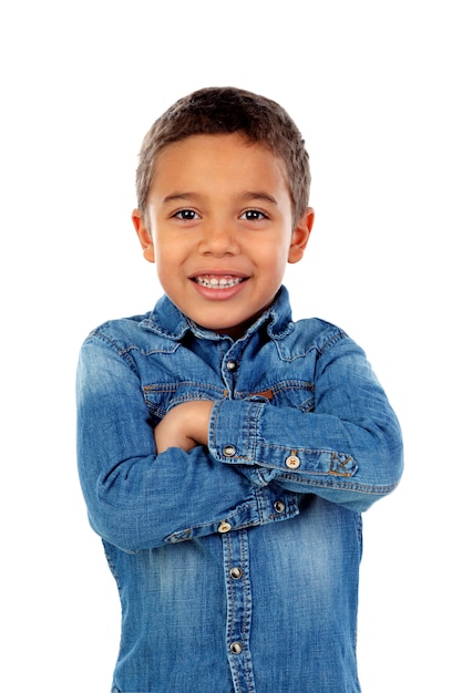 Niño pequeño divertido con camiseta de mezclilla