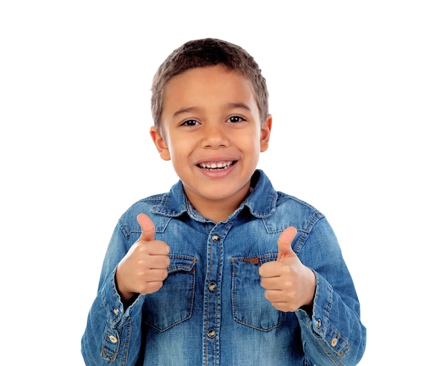 Niño pequeño divertido diciendo Ok