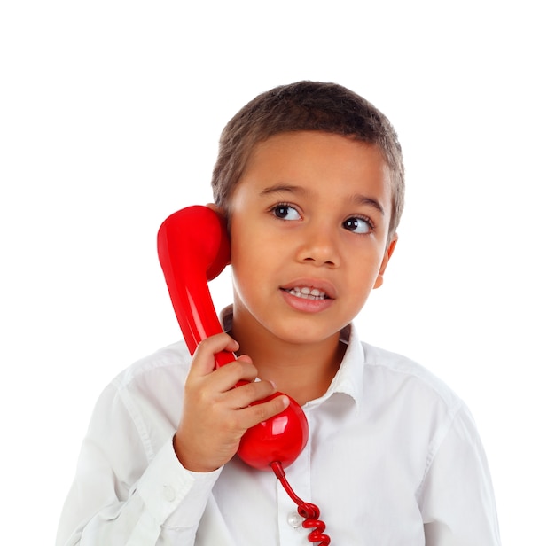 Niño pequeño divertido hablando por teléfono