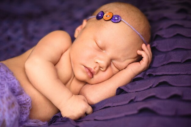 Foto un niño pequeño, de dos semanas, duerme en una canasta sobre una manta de lana