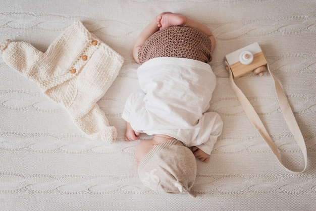 Niño pequeño durmiendo junto al jersey de invierno