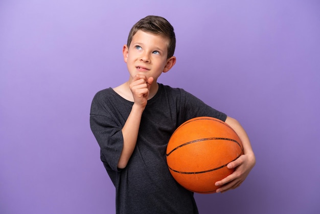 niño pequeño, encima, aislado, plano de fondo