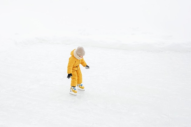 Un niño pequeño está aprendiendo a patinar solo.