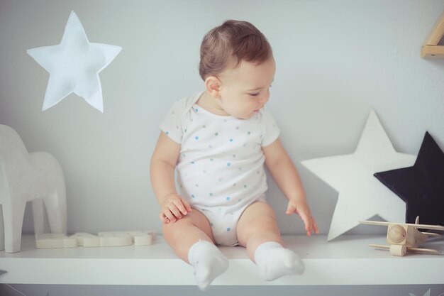 niño pequeño en un estudio luminoso / niño pequeño niño hermoso niño sano