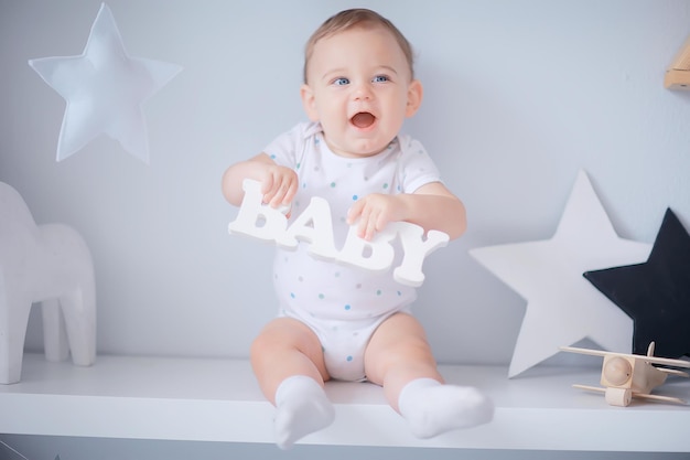 niño pequeño en un estudio luminoso / niño pequeño niño hermoso niño sano