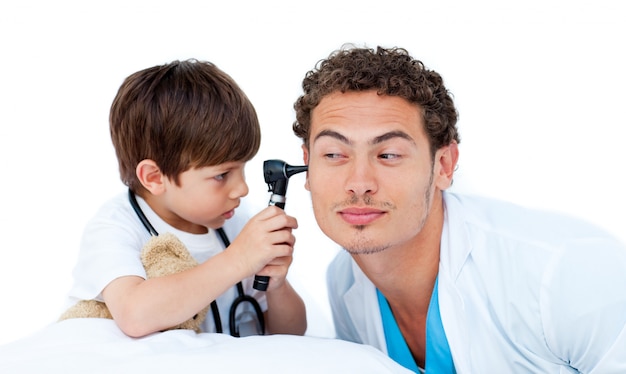 Niño pequeño, examinar, un, médico masculino