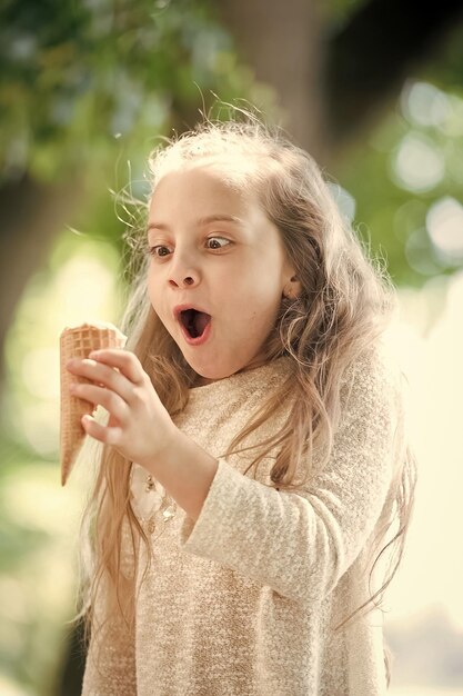 Niño pequeño feliz con helado