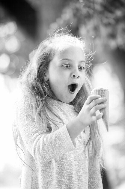 Niño pequeño feliz con helado