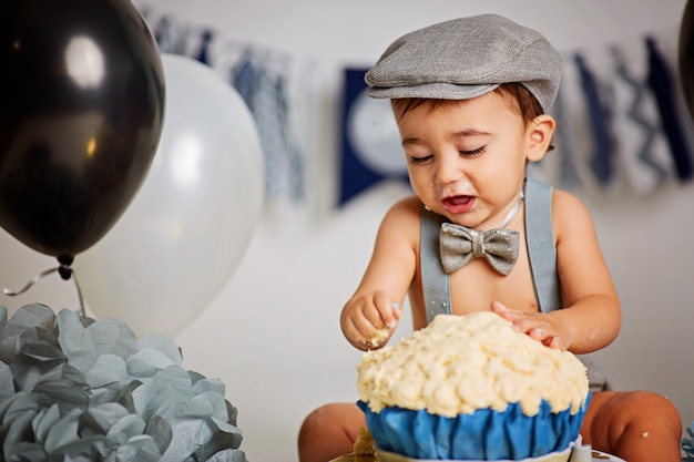 Niño pequeño en una fiesta de cumpleaños