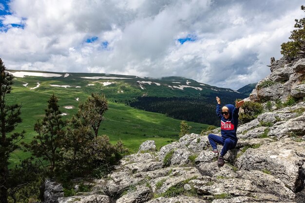 Un niño pequeño en el fondo de la meseta de LagoNaki en Adygea Rusia