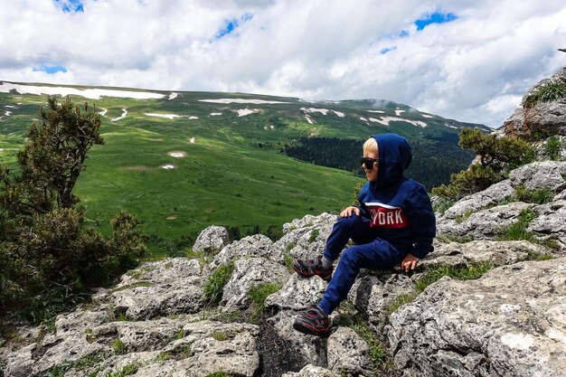 Un niño pequeño en el fondo de la meseta de LagoNaki en Adygea Rusia