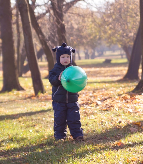 Niño pequeño y globo