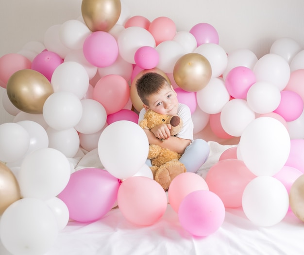 Niño pequeño con globos de fiesta, celebración