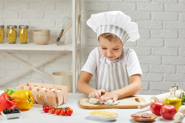 Niño pequeño con gorra y delantal cocinero