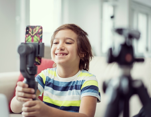 Niño pequeño grabando contenido de video