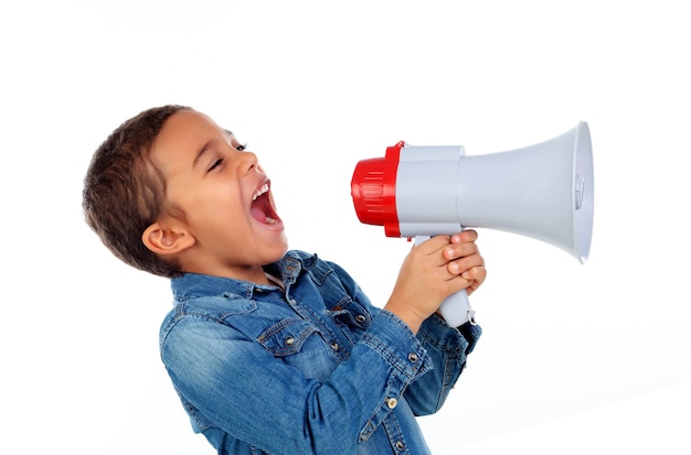 Niño pequeño gritando a través de un megáfono
