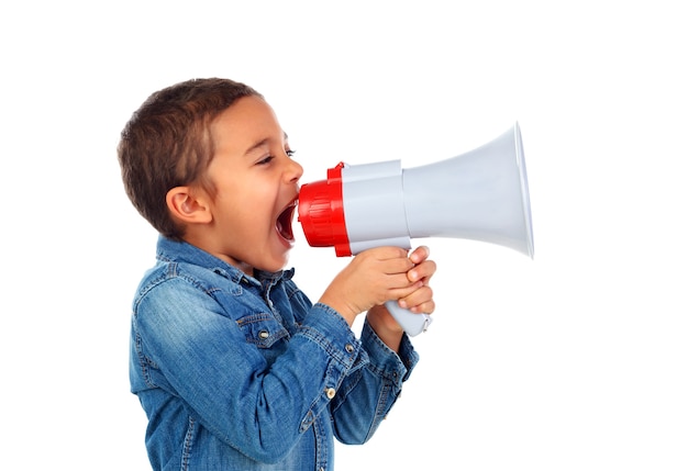 Niño pequeño gritando a través de un megáfono