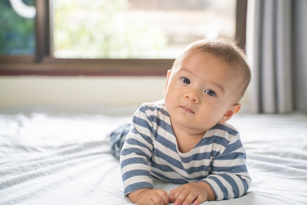 Foto el niño pequeño en la habitación de la cama.