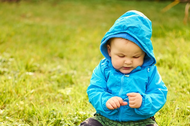 Niño pequeño en la hierba