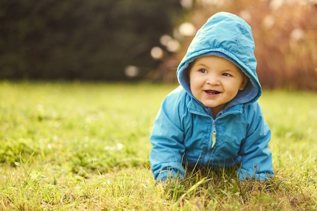 Niño pequeño en la hierba