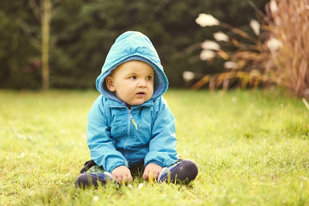 Niño pequeño en la hierba