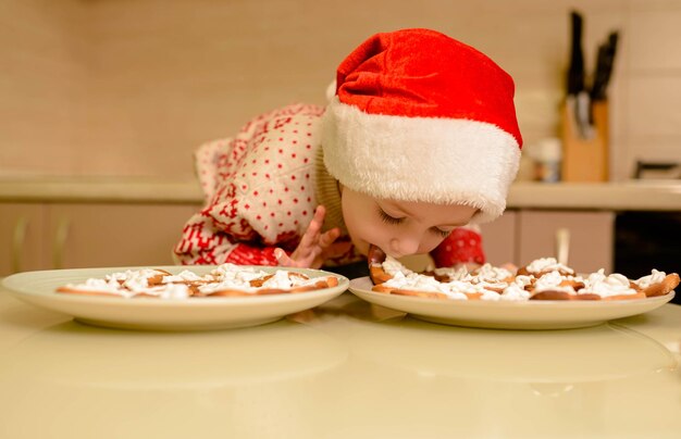 Foto niño pequeño horneando pan de jengibre festivo casero niño cocinando galletas