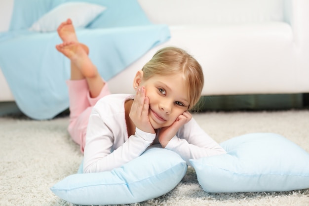 niño pequeño infancia almohada positivo