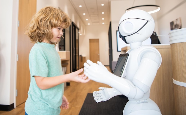 Niño pequeño interactúa con la comunicación de inteligencia artificial cyborg