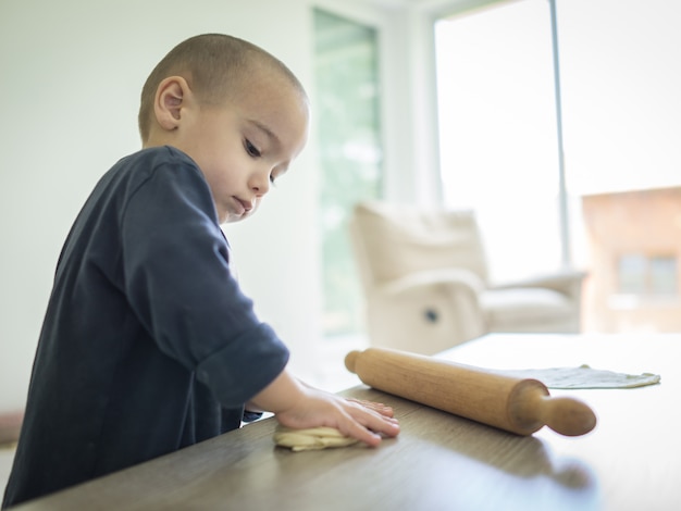 Niño pequeño en el interior