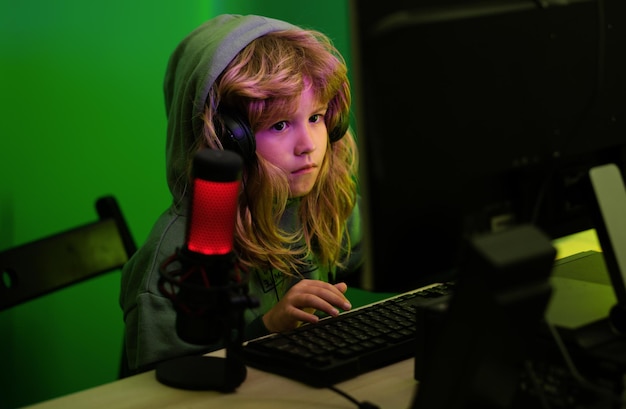 Un niño pequeño juega un juego de computadora en una transmisión de juegos de escritorio y bloguea para que los niños aprendan