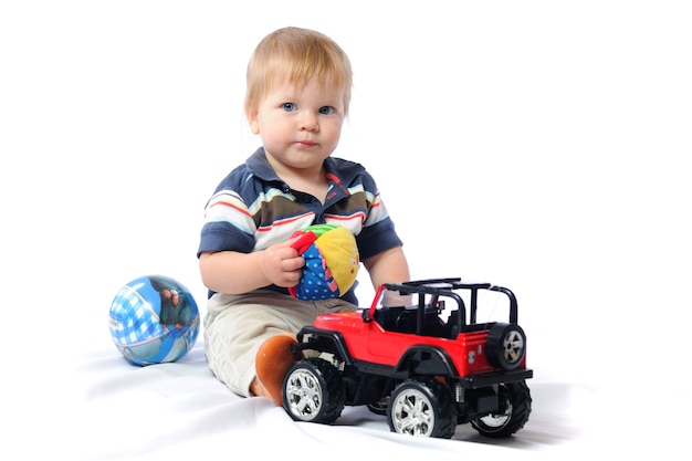 Niño pequeño juega con juguete