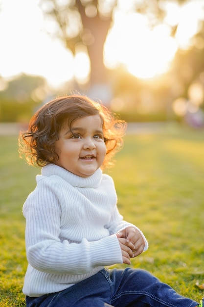 niño pequeño, juego, en, pasto o césped