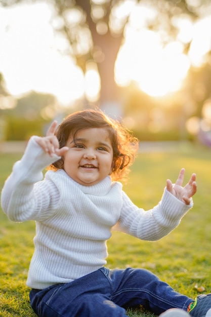 niño pequeño, juego, en, pasto o césped