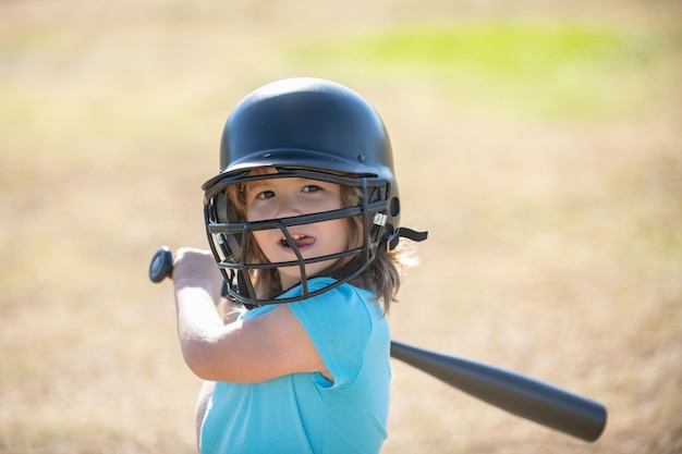 Niño pequeño jugador de béisbol enfocado listo para batear niño sosteniendo un bate de béisbol