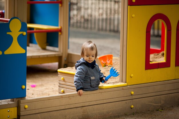 Niño pequeño jugando afuera