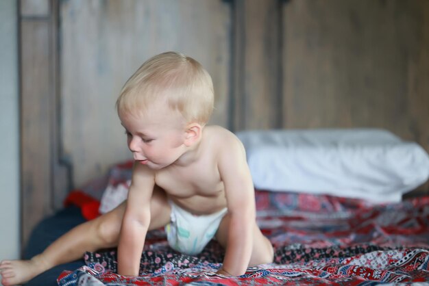 niño pequeño jugando en casa bebé feliz