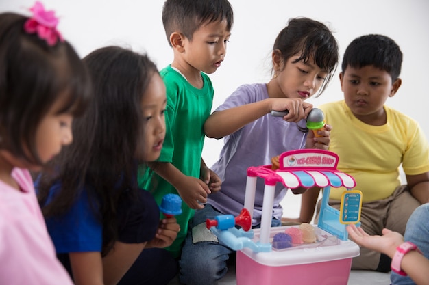 Niño pequeño jugando heladería