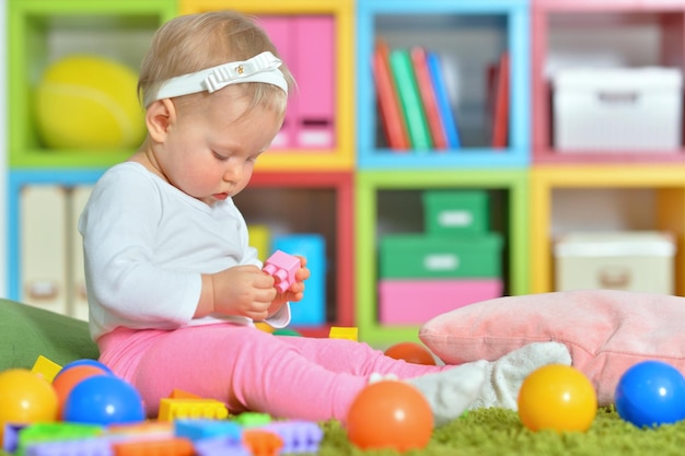 Niño pequeño jugando con juguetes coloridos