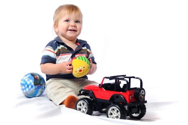 Niño pequeño jugando con juguetes